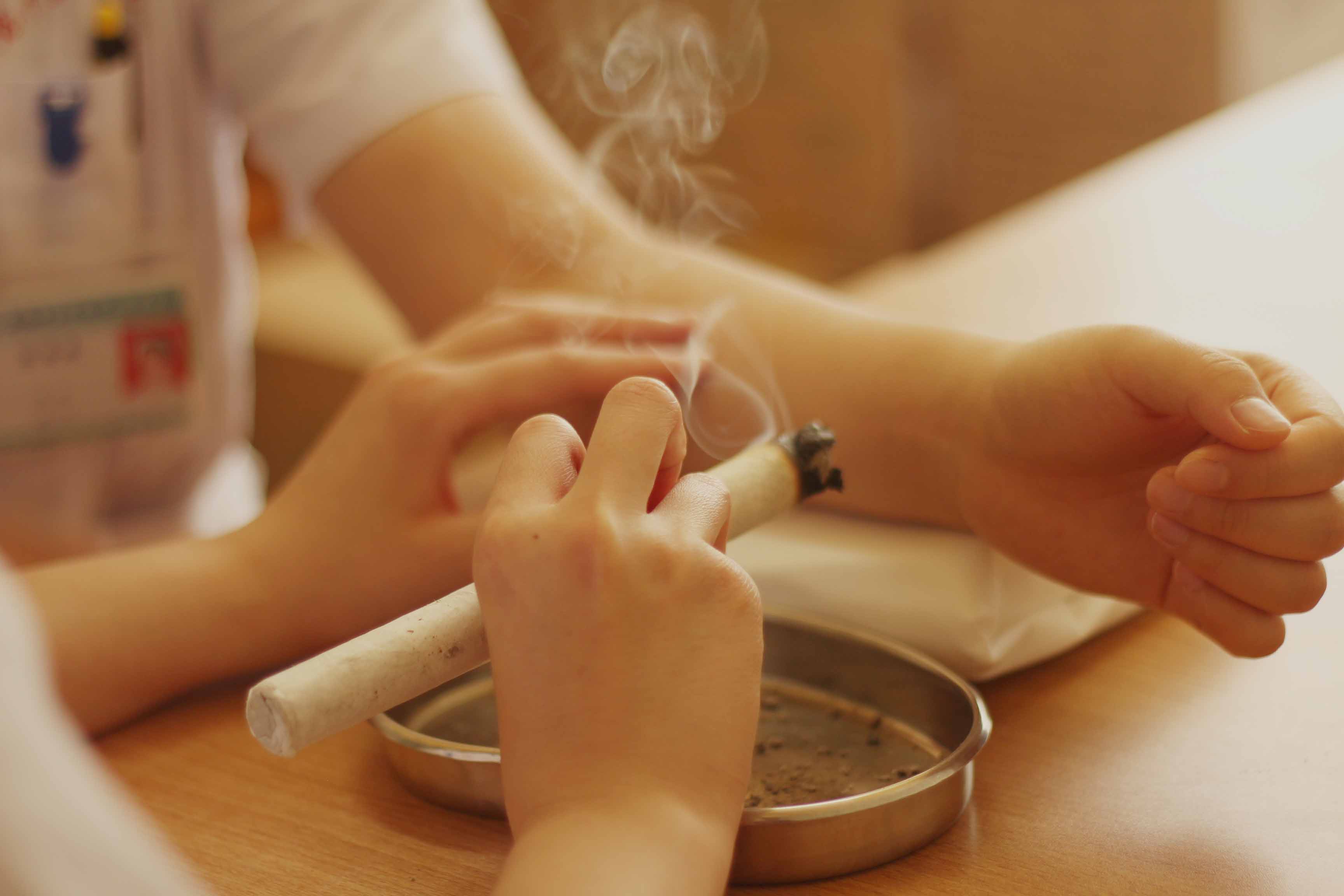 艾灸調(diào)氣血扶正氣！詳解肚臍燒艾的操作方法