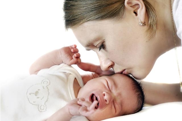 嬰兒這樣表現(xiàn)就是腸絞痛 家長(zhǎng)如何緩解寶寶腸絞痛