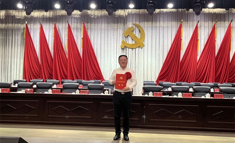 喜報！東信醫(yī)藥總經理李建軍榮獲“區(qū)優(yōu)秀共產黨員”稱號